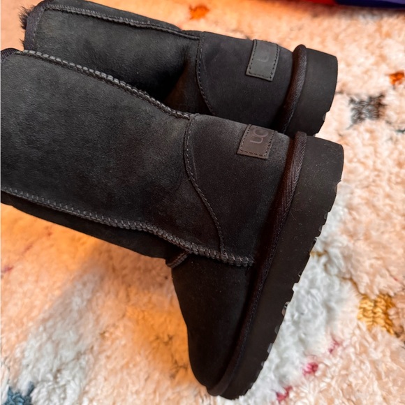 UGG black boot size 6 classic short II - Picture 6 of 6